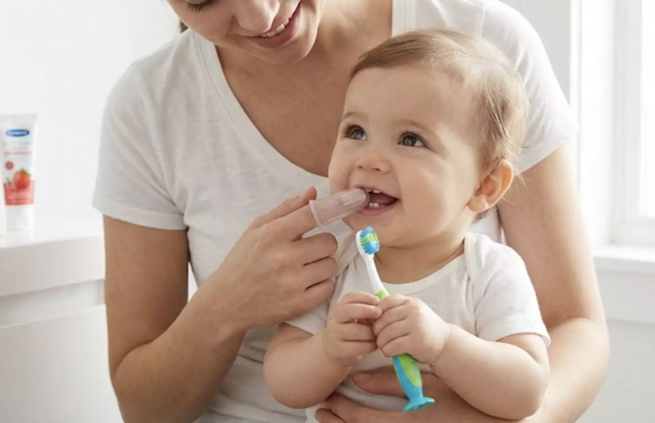 Când începem spălatul pe dinți la bebeluși?