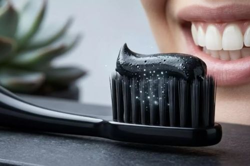 Titlu: Pasta de dinți cu cărbune activ: Albire naturală sau pericol pentru smalț?