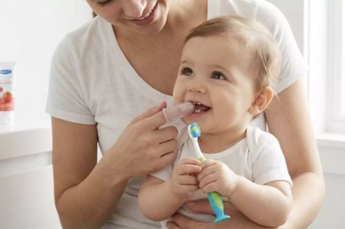 Când începem spălatul pe dinți la bebeluși?